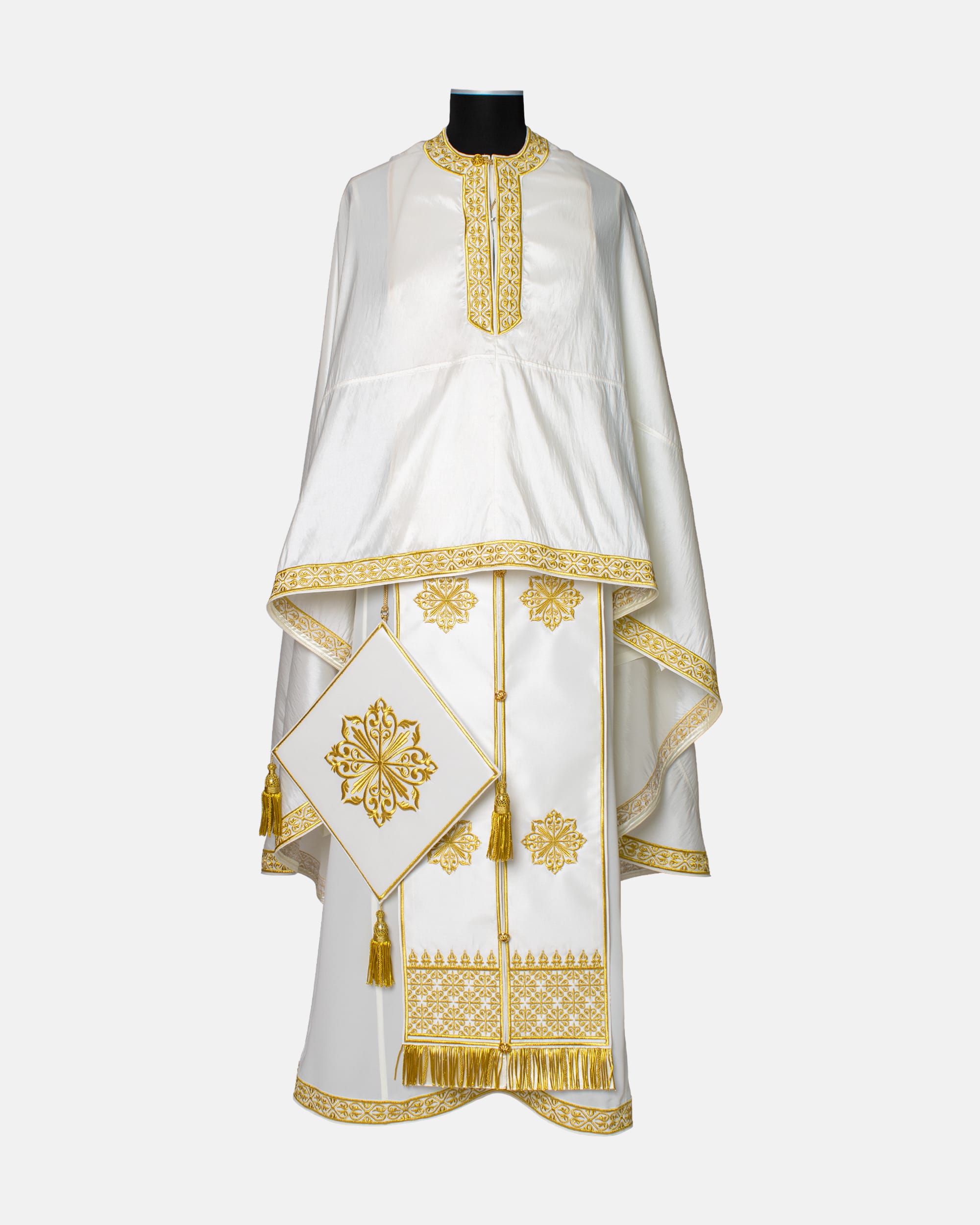Μπροστινή όψη ιερατικής στολής από ζαχαρί ταφτά με χρυσοκέντητα βυζαντινά ποικίλματα