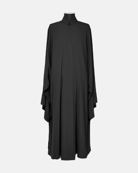 Ράσο από μαύρο κρεπ με γιακά που διακοσμείται με γαζιά που σχηματίζουν ρόμβους