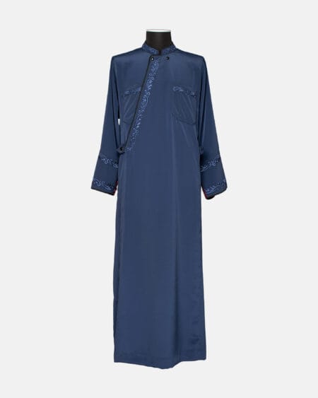 Κρητικό αντερί από μπλε κρεπ μαροκέν διακοσμημένο με κεντητά λουλούδια και κορδόνι στις άκρες του