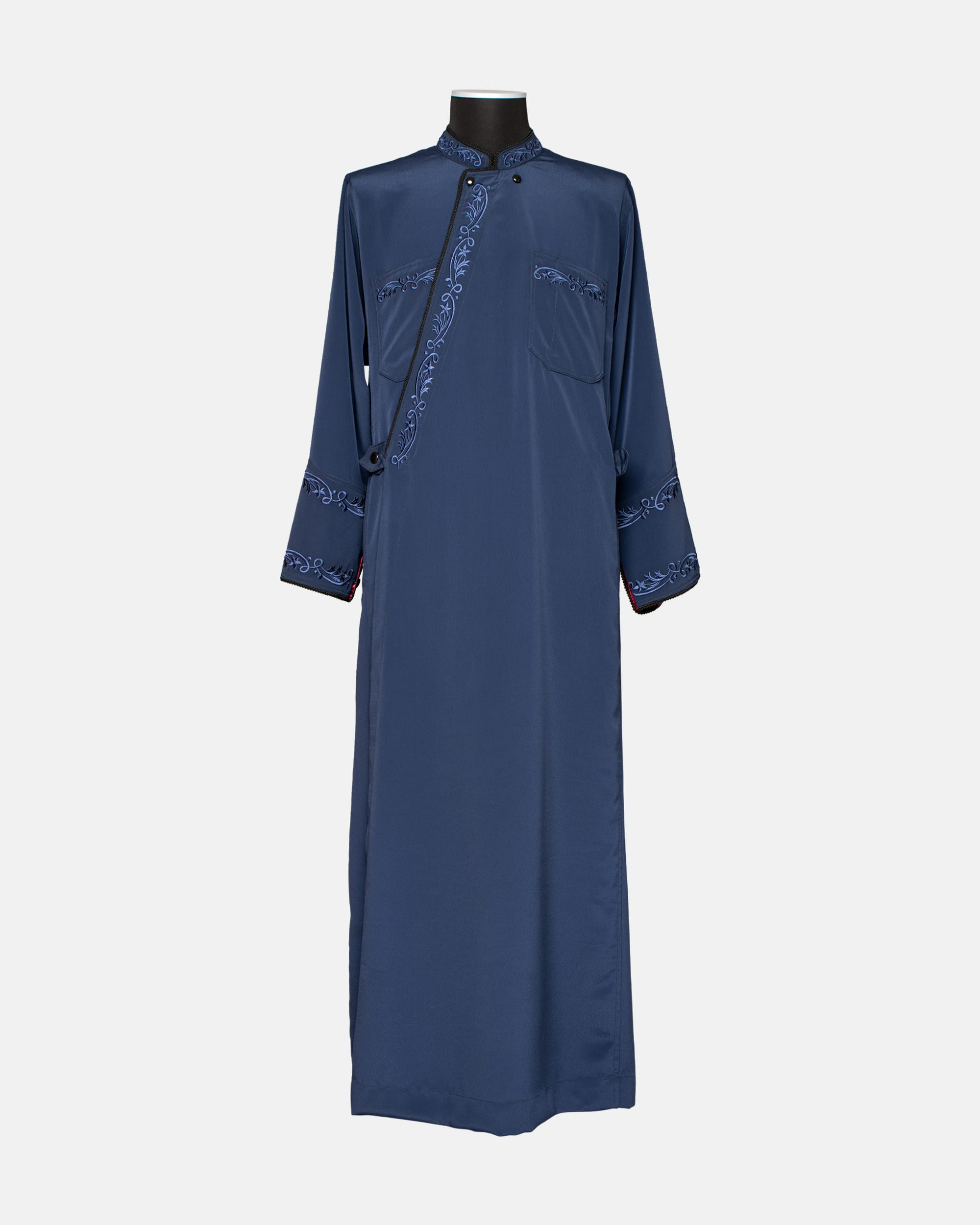 Κρητικό αντερί από μπλε κρεπ μαροκέν διακοσμημένο με κεντητά λουλούδια και κορδόνι στις άκρες του